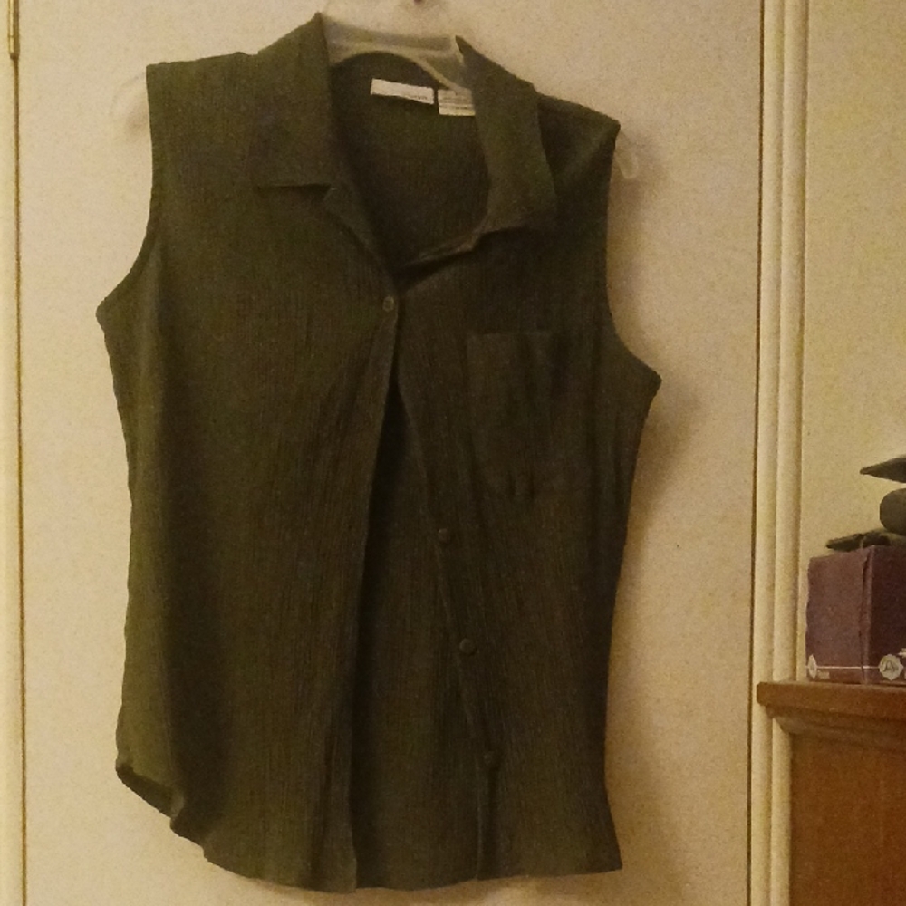 Jaclyn Smith Dark Green Sleeveless Button-Down Shirt